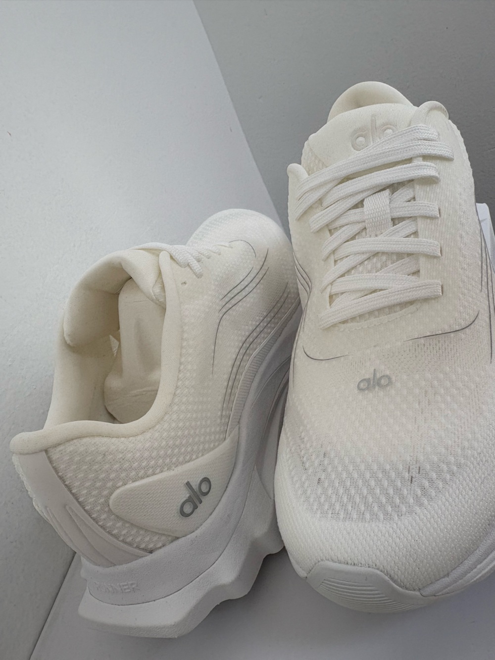 Alo Runner White/White Unisex Sneakers – New in Box | Men’s 6.5 / Women’s 8 - Picture 6 of 13
